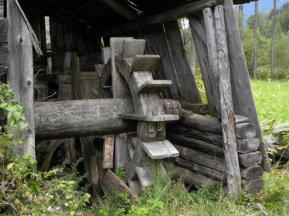 Mühle mit technischer Einrichtung und Fluder