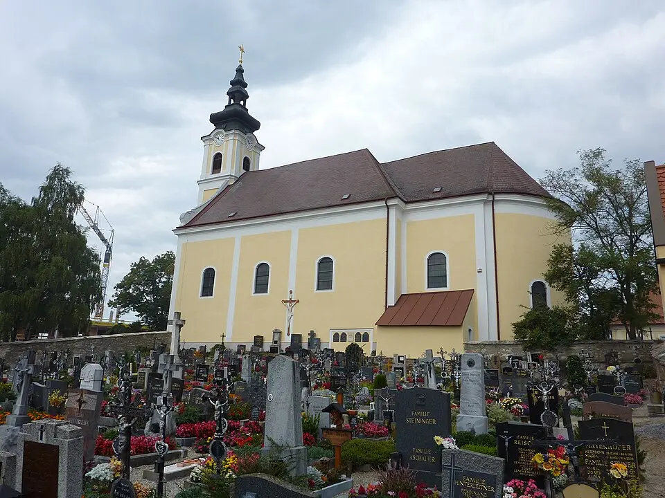 Bild: BSonne · CC BY-SA 3.0 Kath. Pfarrkirche hl. Leonhard und Friedhof