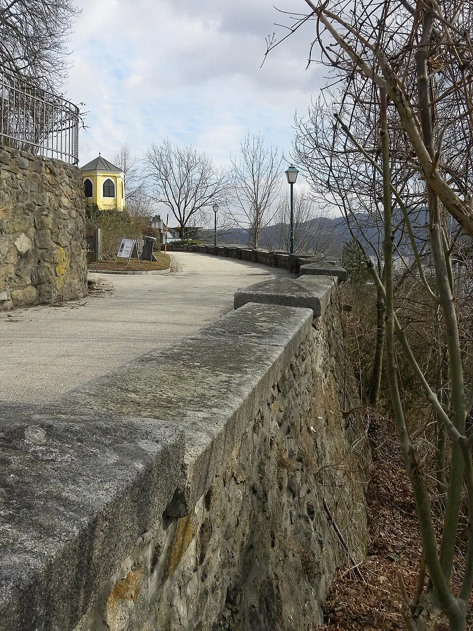 Pferdeeisenbahn, Teilstück der Hangtrasse auf Stützmauern