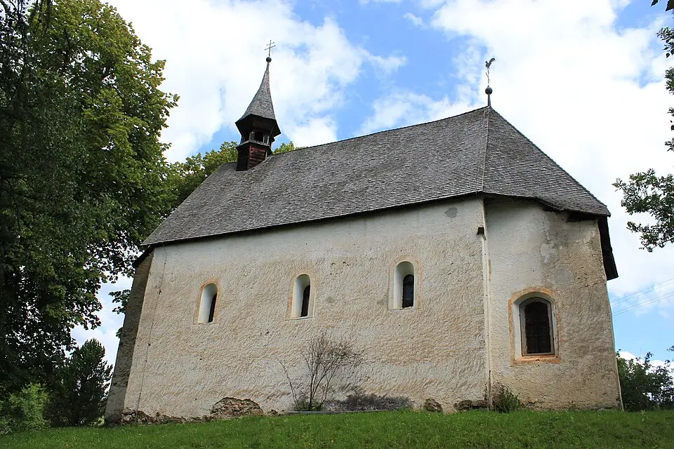Image: Neithan90 · Public domain Filialkirche Sankt Peter, St. Peter ob Gurk, Straßburg