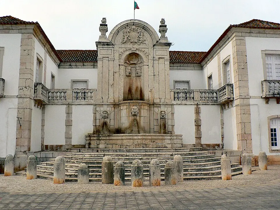 Palácio da Mitra, aqueduto, pombais, chafarizes, igreja, monumental portão de entrada e toda a área murada da antiga quinta