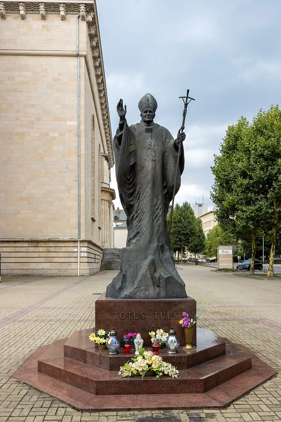 Pomnik Papieża Jana Pawła II na Placu Katedralnym w Katowicach