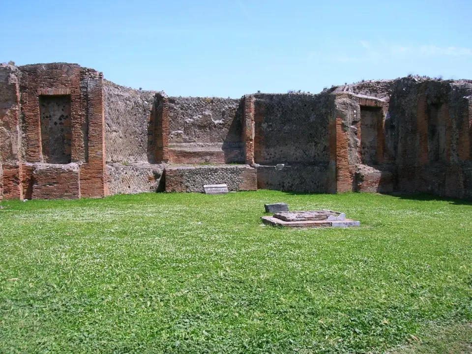 Obrázok: Mentnafunangann · CC BY-SA 3.0 santuario dei Lari Pubblici
