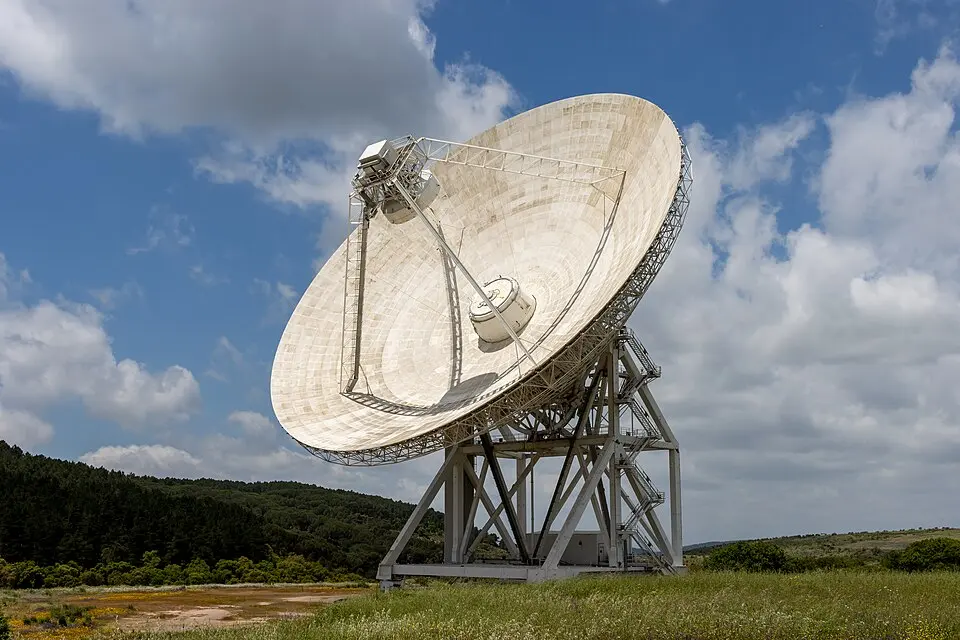 Obrázok: Photograph by Mike Peel (www.mikepeel.net). · CC BY-SA 4.0 Sardinia Radio Telescope