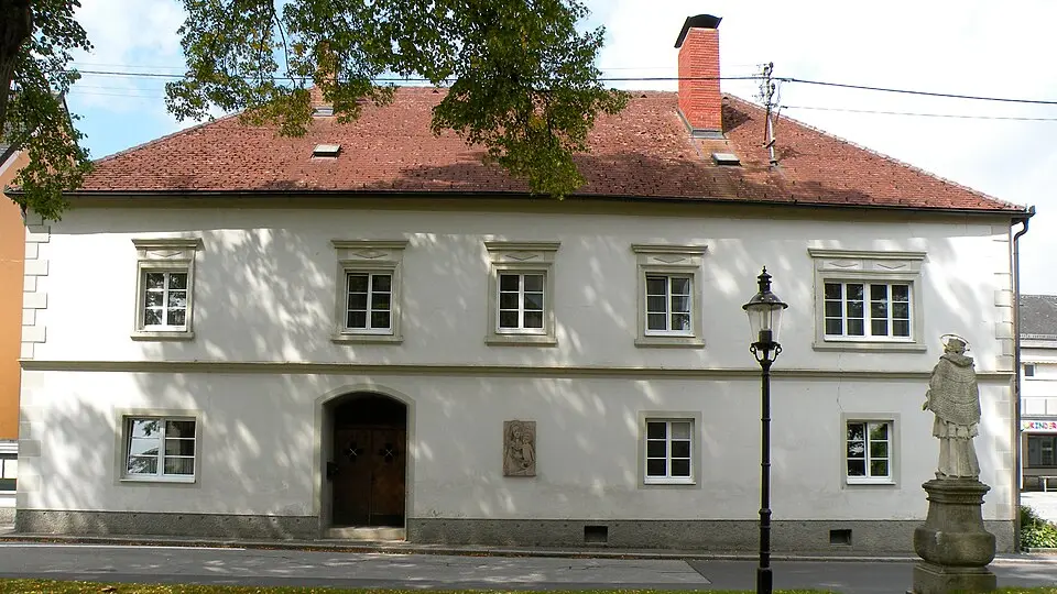 Obrázok: Pfeifferfranz · CC BY-SA 3.0 Pfarrhof Saxen