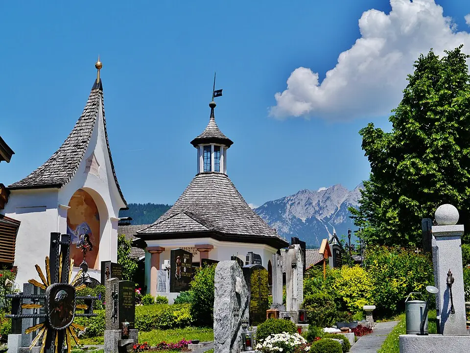 Friedhof mit Arme-Seelen-, Friedhofs- sowie Kriegerkapelle