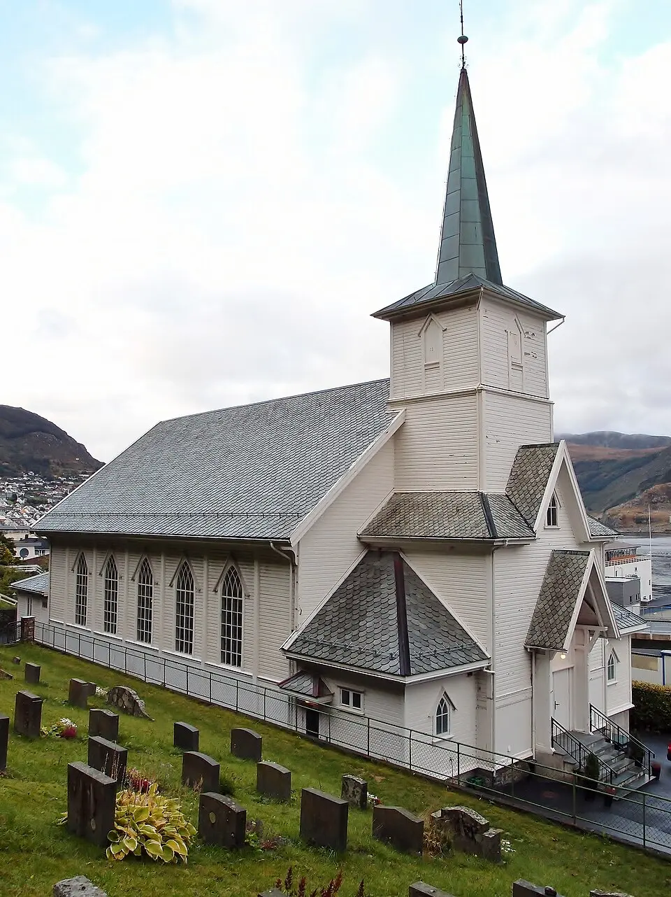 Sør-Vågsøy kirke