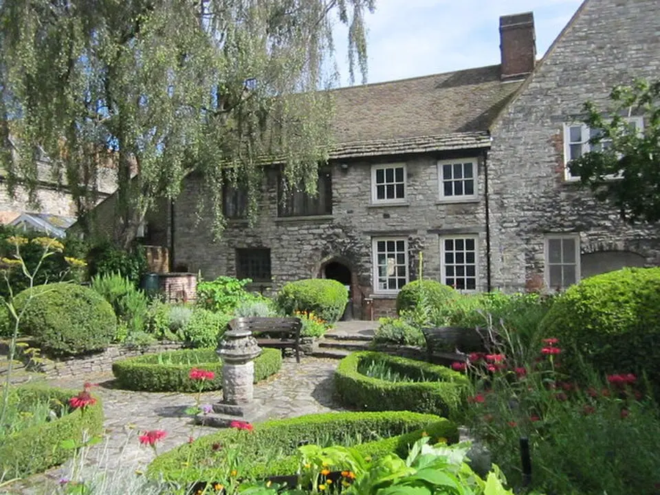 Image: Roy Hughes · CC BY-SA 2.0 Scaplen's Court museum