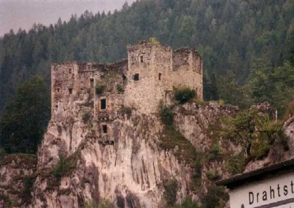 Immagine: Dramburg at German Wikipedia · Public domain Burg Schachenstein