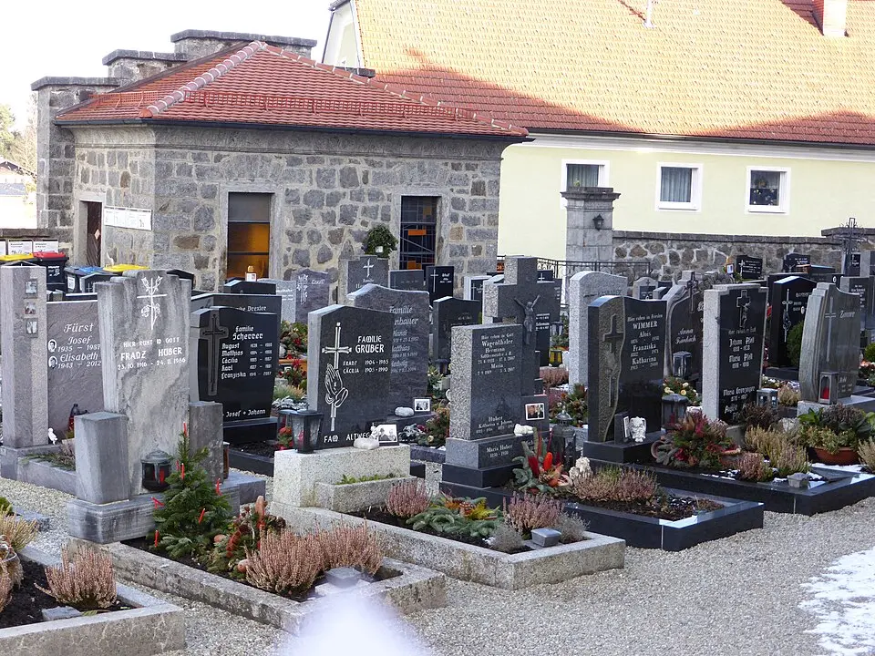 Friedhof christlich mit Aufbahrungshalle