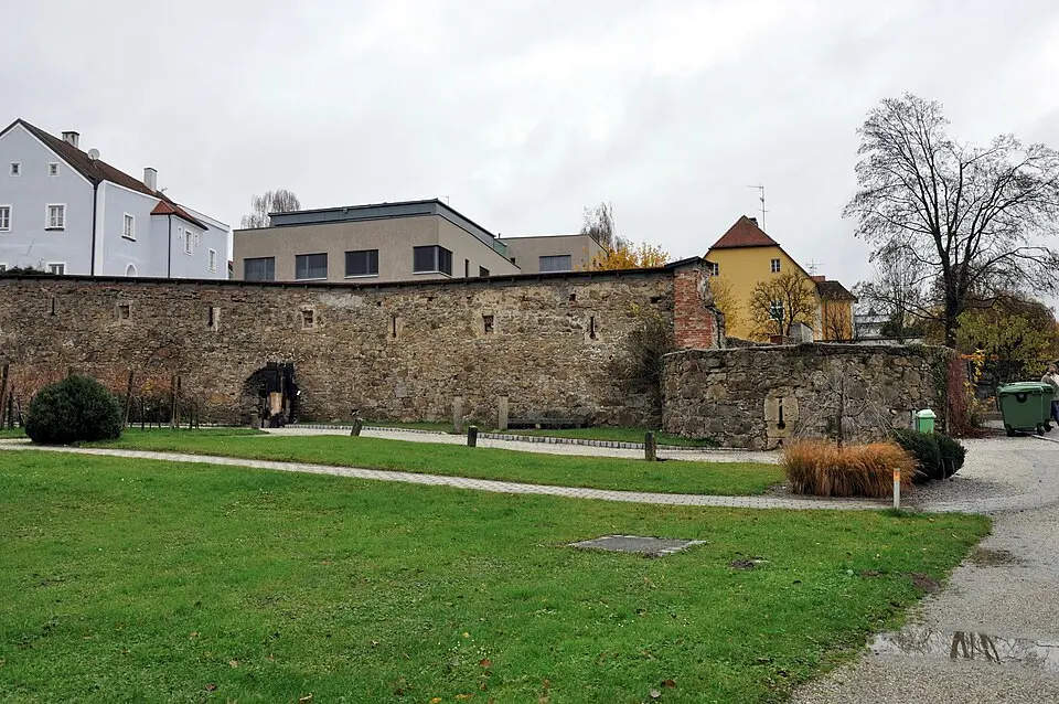 Bild: Isiwal · CC BY-SA 3.0 AT Stadtmauern und Zwingeranlage