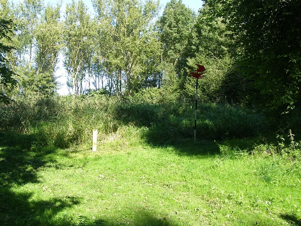Image: Tartetatin56 · CC BY-SA 4.0 Terrein met daarin het wrak van een vrachtschip