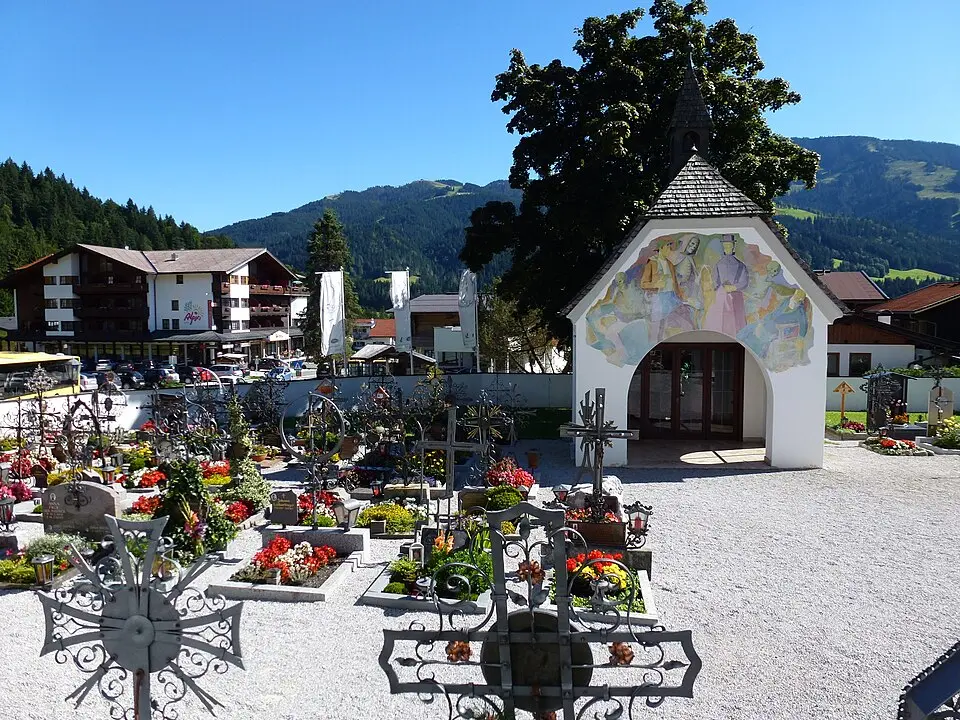 Friedhof mit Totenkapelle und Kriegerdenkmal