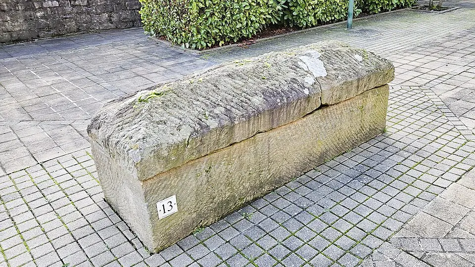 Réimesche Sarkophag zu Schwéidsbeng