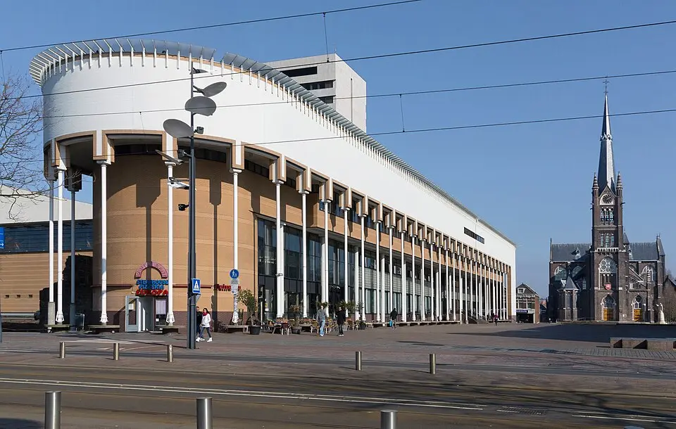 Immagine: Michielverbeek · CC BY-SA 4.0 Stadhuis, bibliotheek, theater en archief