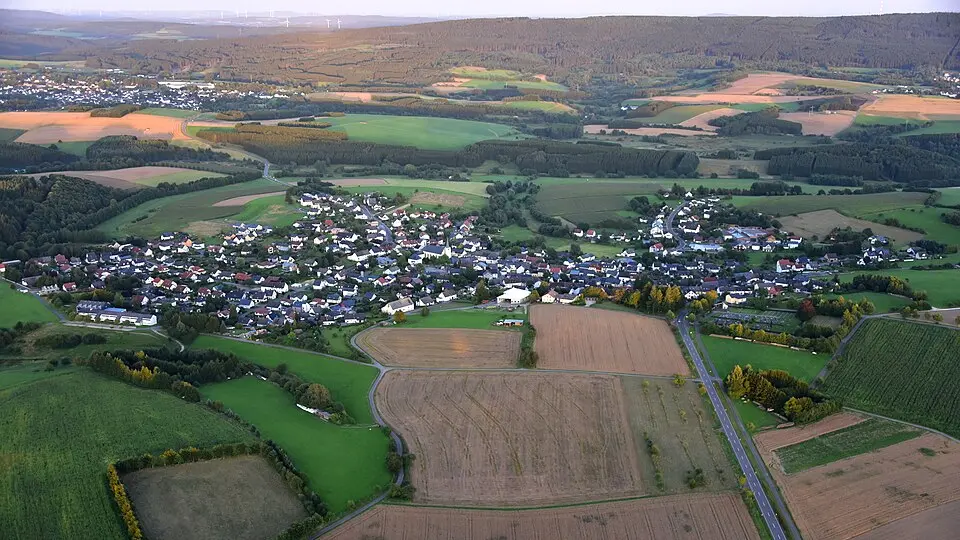 Immagine: Wolkenkratzer · CC BY-SA 4.0 Schillingen