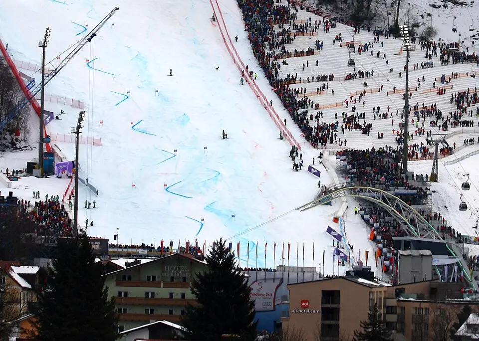 Obrázok: File:Schladming wm2013 1915 13-02-15.JPG: Ewald Gabardi derivative work: Pizza mal pi · CC BY-SA 3.0 Alpine Skiweltmeisterschaft 2013