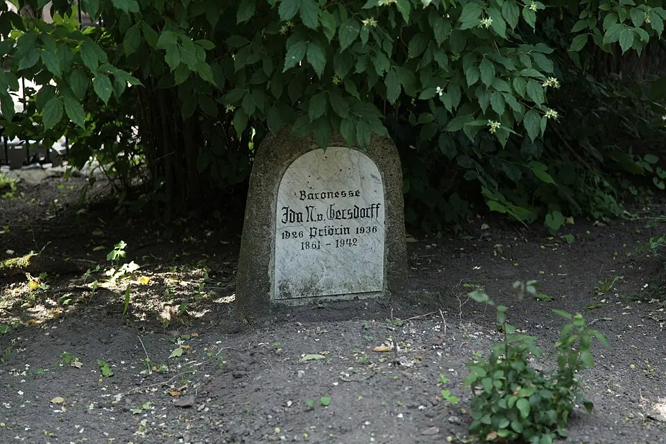 Slika: Frank Vincentz · CC BY-SA 3.0 Kloster St. Johannis: Klosterkirchhof