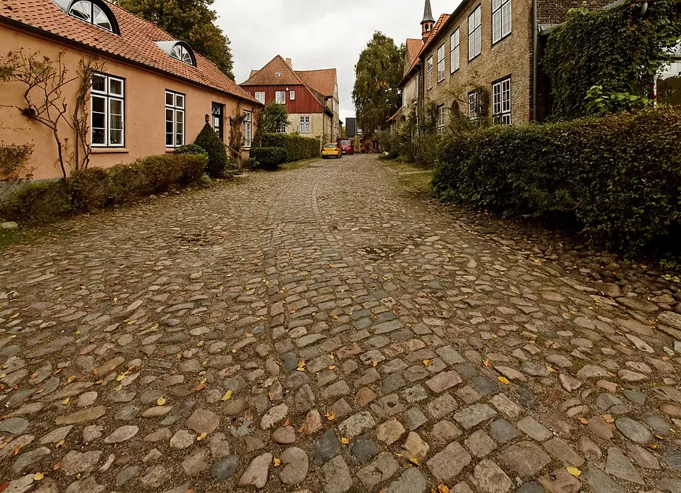 Slika: Pelz · CC BY 3.0 Kloster St. Johannis: Hofpflasterung