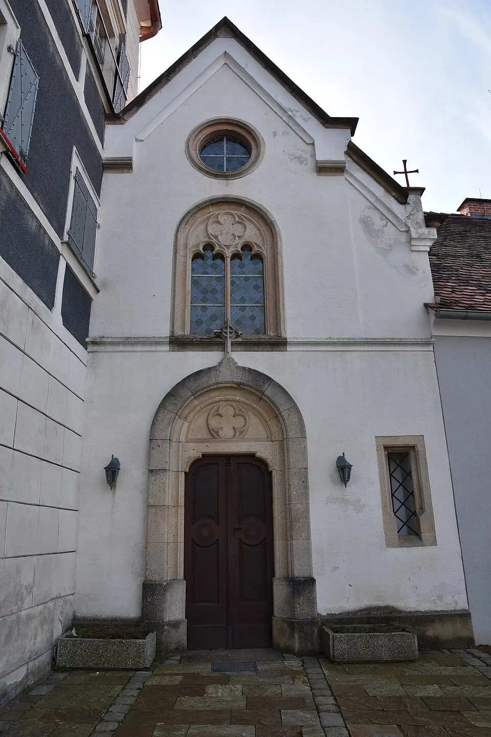 Vorhofanlage Schloss Eichberg mit Kapelle, Keller, Reste Befestigungsmauer und Vorschloss