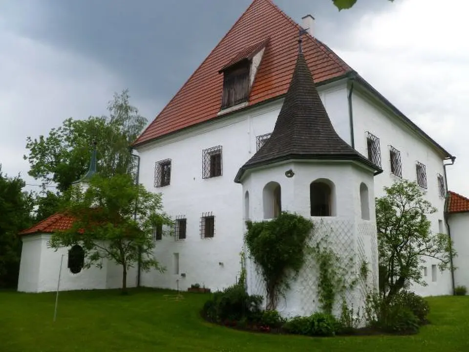 Image: Luckyprof (talk) · CC BY-SA 3.0 AT Schloss Erb