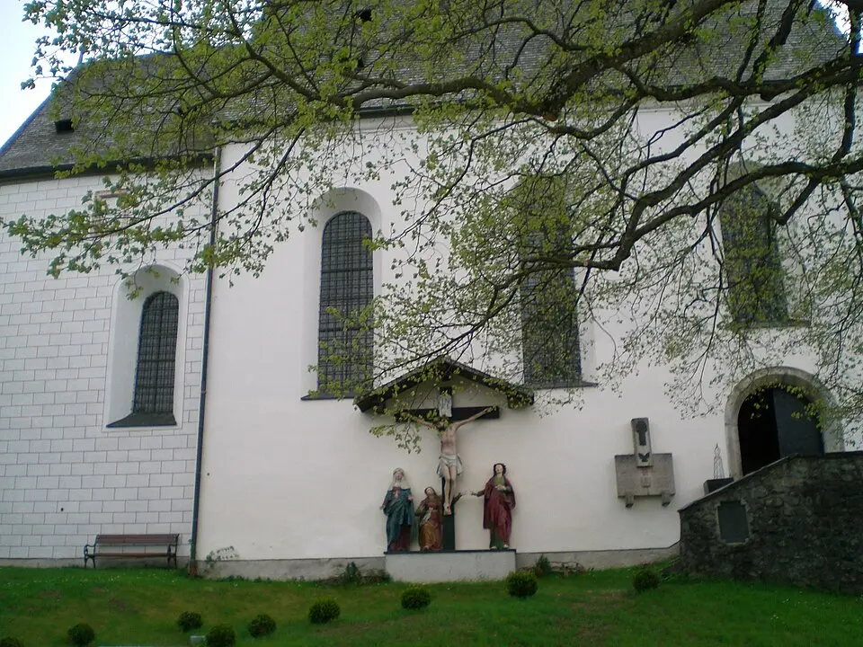 Schlosskapelle Freundsberg mit Kreuzigungsgruppe
