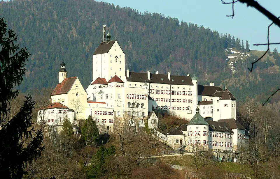 Image: WerWil · CC BY-SA 3.0 Schloss Hohenaschau