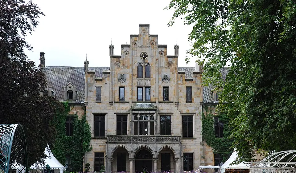 Image: DerHans04 · CC BY-SA 3.0 Schloss Ippenburg