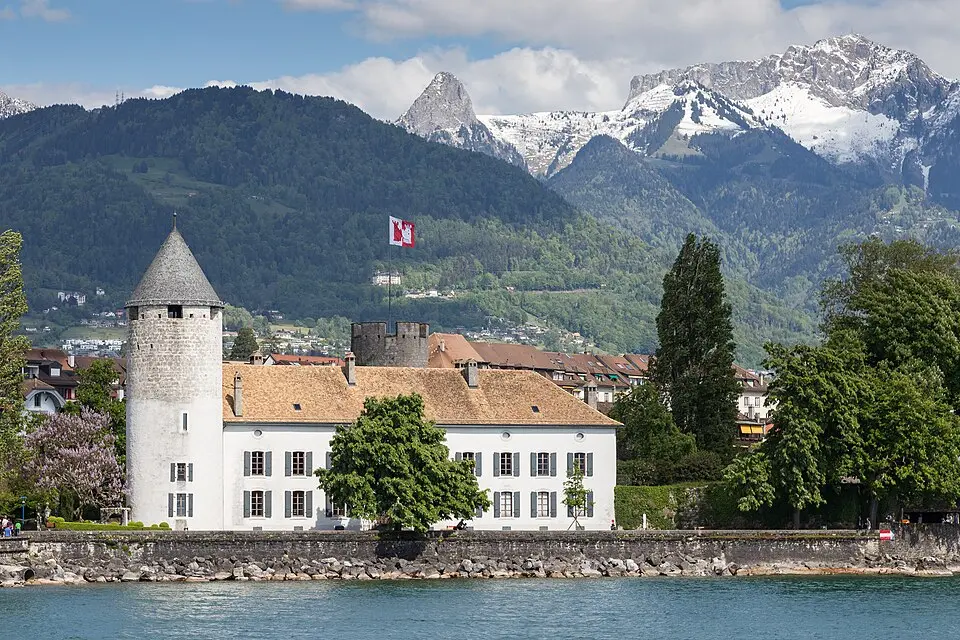 Schloss, Wohn- und Nebengebäude, Pavillon, Türme, Wälle und Gräben