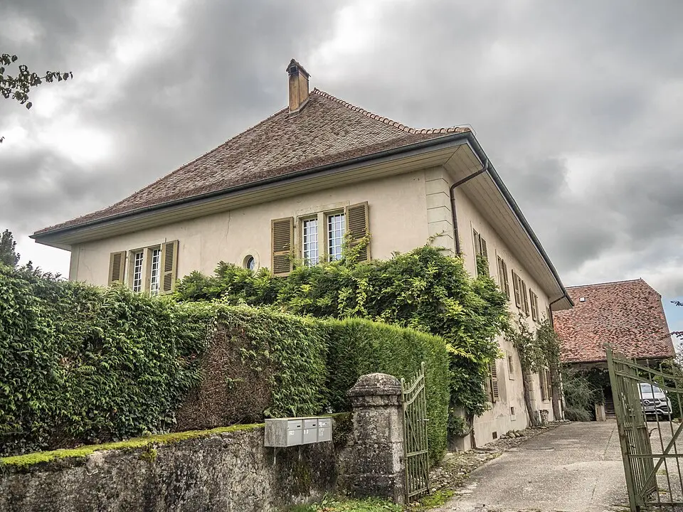 Schloss mit Bauernhaus und Brunnen