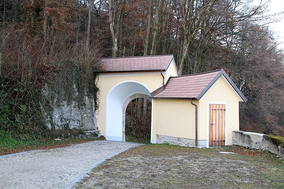 Tormauerbau und Friedhofsmauer