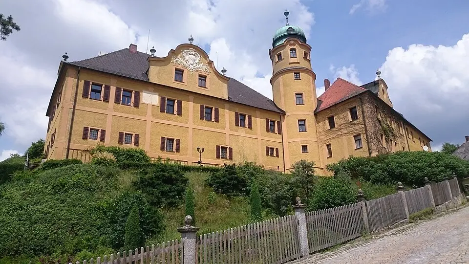Obrázok: Ibikus 10 · CC BY-SA 4.0 Schloss Reuth