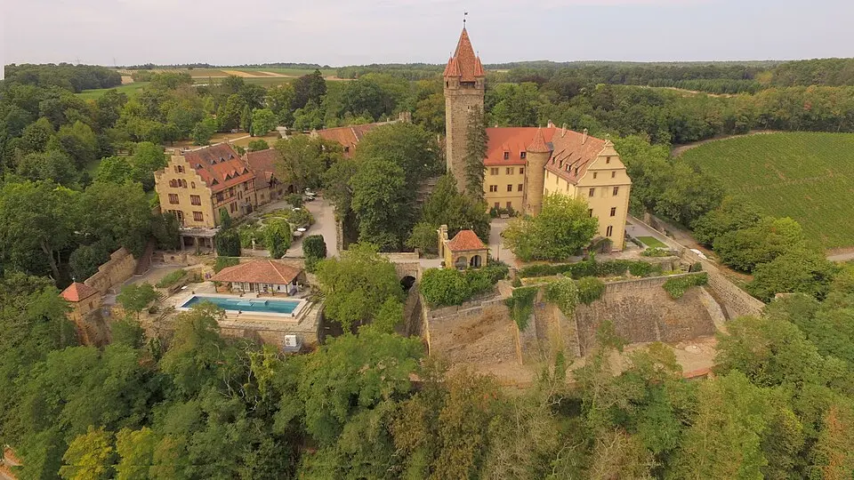 Bild: Aerial video capture · CC BY-SA 4.0 Schloss Stocksberg