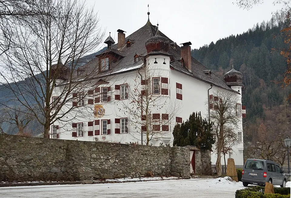 Schloss Stumm und Hofraum