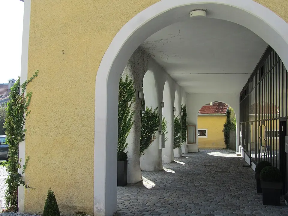 Slika: Mondsee (talk) · CC BY-SA 3.0 AT Schloss Mondsee, ehem. Wirtschaftsgebäude