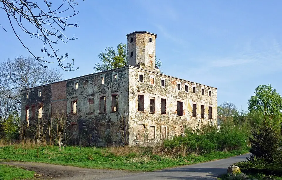 Pałac (ruina) w Pisarzowicach