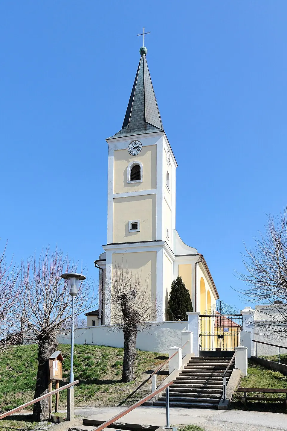 Kath. Pfarrkirche hl. Margaretha mit Kirchhof und Grabsteinen