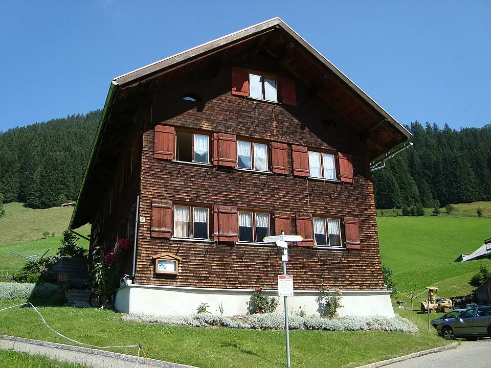 Image: Rainer W. · CC BY-SA 3.0 Schul- und Kaplanhaus, Baad