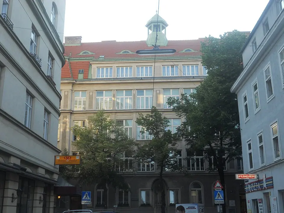 Slika: Maclemo · CC BY-SA 3.0 Schule der Stadt Wien