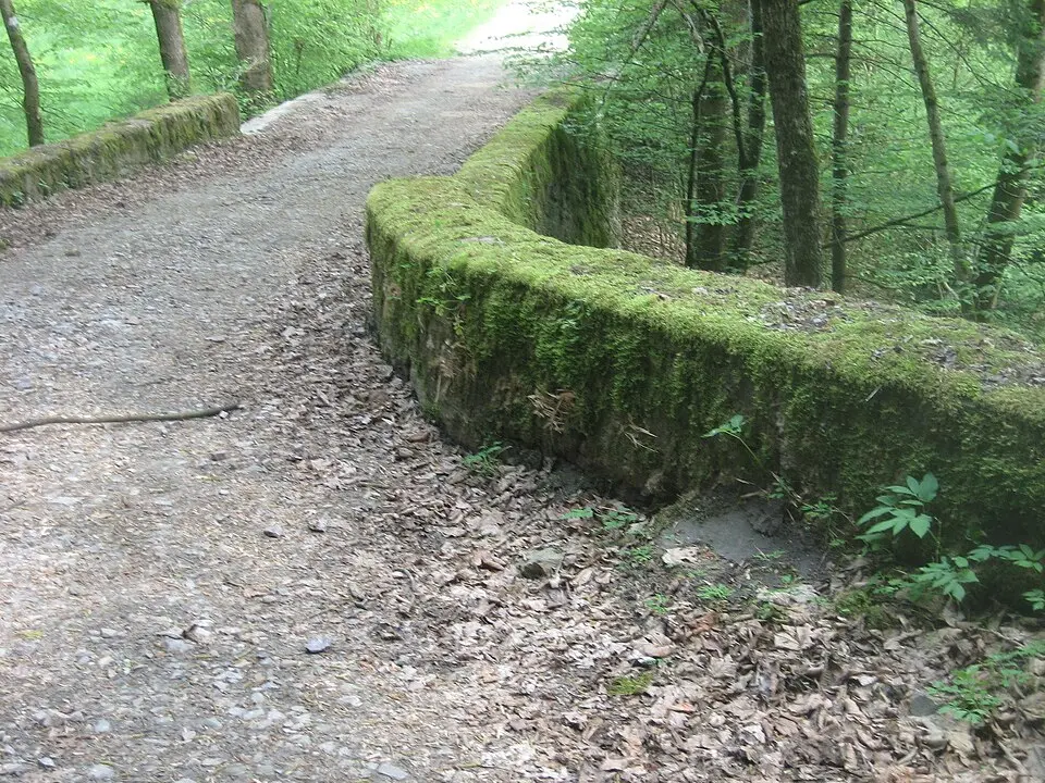 Slika: Kwai11 (talk) · CC BY-SA 3.0 AT Alte Steinbrücke und Altstraße (An der Schwarza) ehem. Fürnberg´sche Poststraße