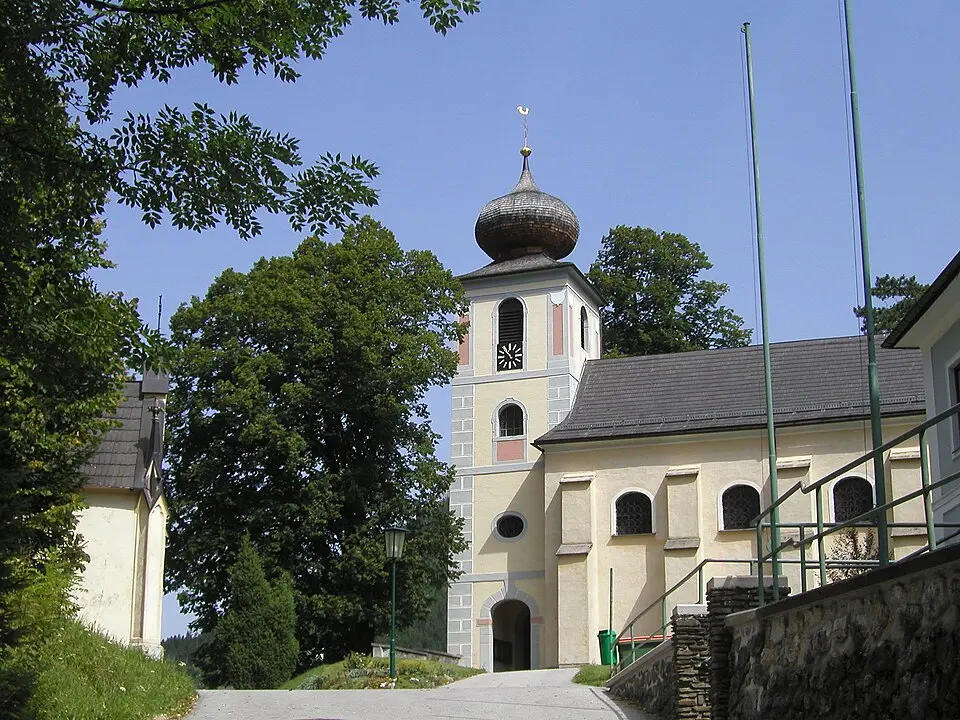 Kath. Pfarrkirche hl. Nikolaus mit Kirchhofmauern