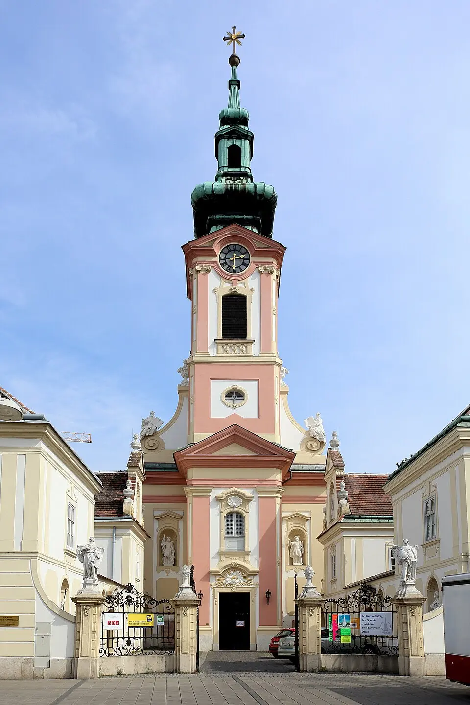 Bild: C.Stadler/Bwag · CC BY-SA 4.0 Pfarrkirche Schwechat