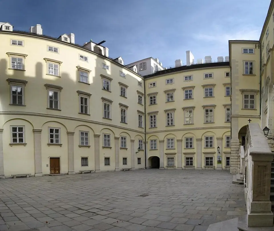 Slika: Gryffindor · Public domain Schweizertrakt, Schweizerhof mit Hofburgkapelle, Schatzkammer
