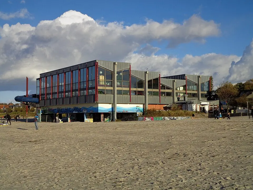 Image: Siegbert Brey · CC BY-SA 4.0 Meerwasserschwimmbad Laboe