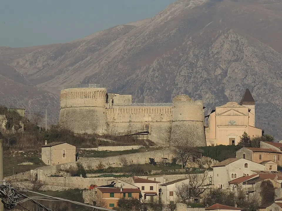Image: Pietro · CC BY-SA 4.0 Rocca Orsini