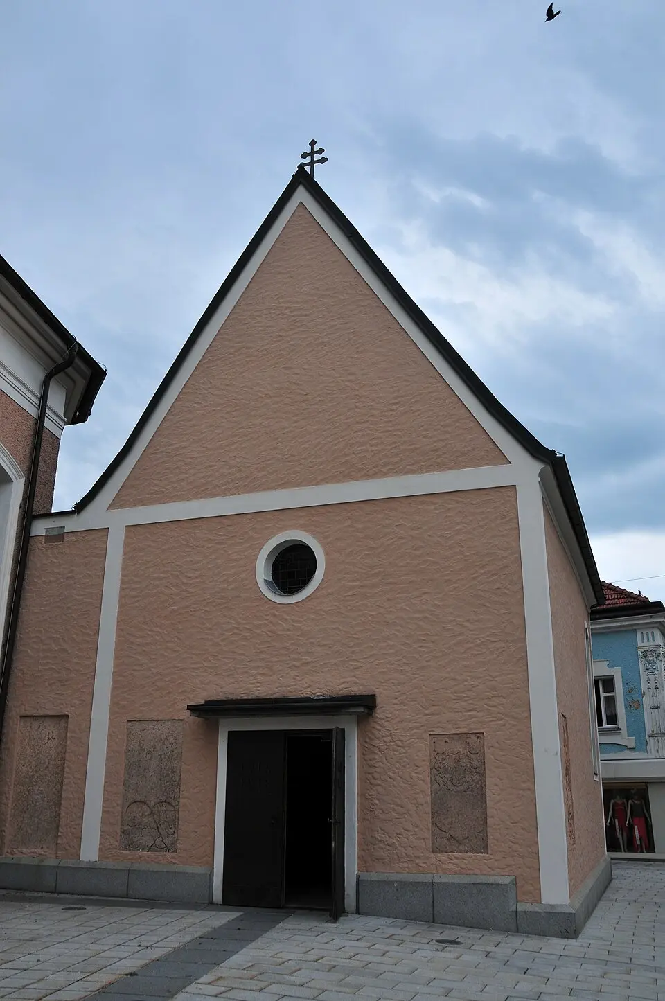 Slika: FranzOvilava (talk) · CC BY-SA 3.0 AT Sebastiankapelle, Kriegergedächtniskapelle
