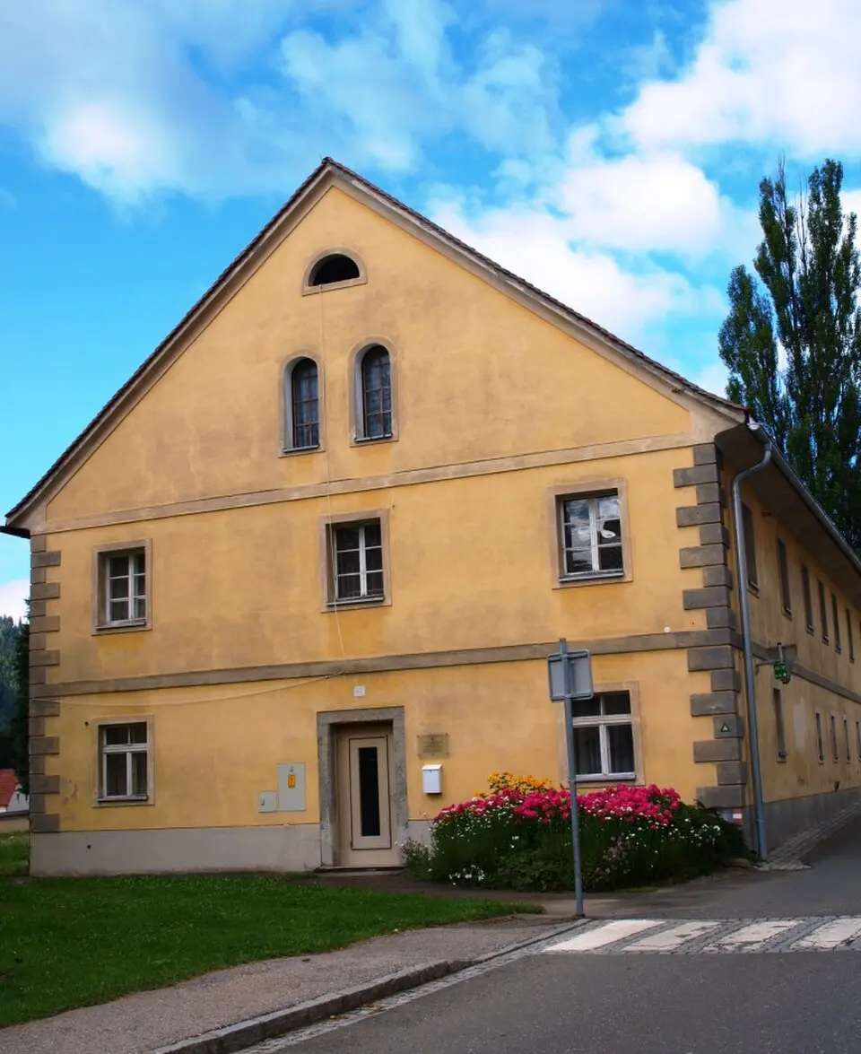 Slika: Carina Wabitsch · CC BY 3.0 Schule, Schwesternhaus