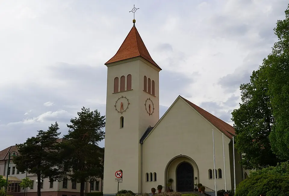 Kép: Mefusbren69 · Public domain Kath. Pfarrkirche, Herz-Jesu-Friedens- und Versöhnungskirche mit Pfarrhof