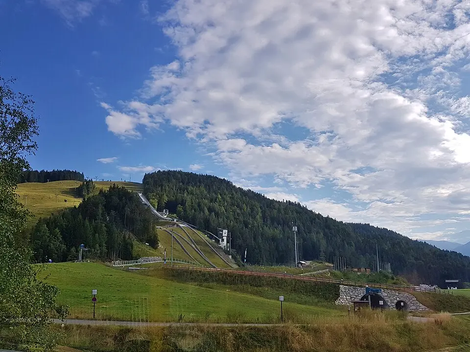 Bild: Simon Legner (User:simon04) · CC BY-SA 4.0 Toni-Seelos-Olympiaschanze