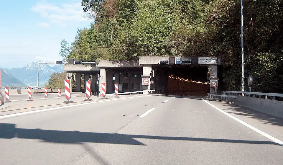 Obrázek: Cooper.ch 18:07, 15 September 2006 (UTC) · Public domain Seelisbergtunnel